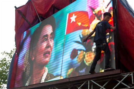 One Rule Blocks Suu Kyi From Presidency in Burma
