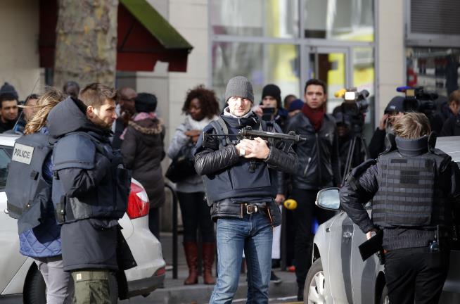 Paris Cops Kill Man in Fake Suicide Vest