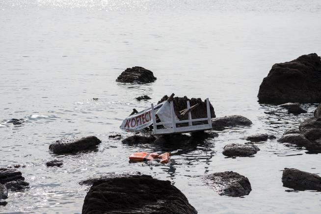 Dozens Drown as Migrant Boat Hits Rocks