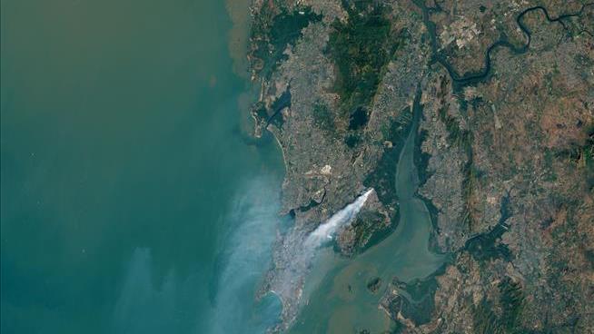 Massive Landfill Fire in India Can Be Seen From Space