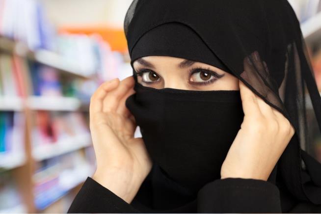 Store Bars Muslim Woman Over Religious Veil