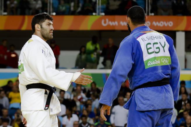 Egyptian Athlete Won't Shake Hands With Israeli Competitor