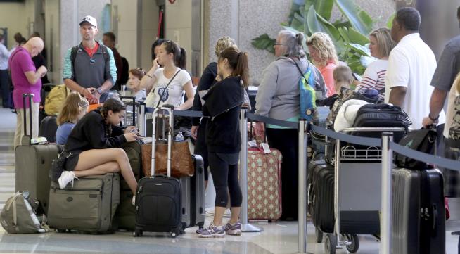 In Lauderdale Chaos, 12K Stranded, 25K Lost Items