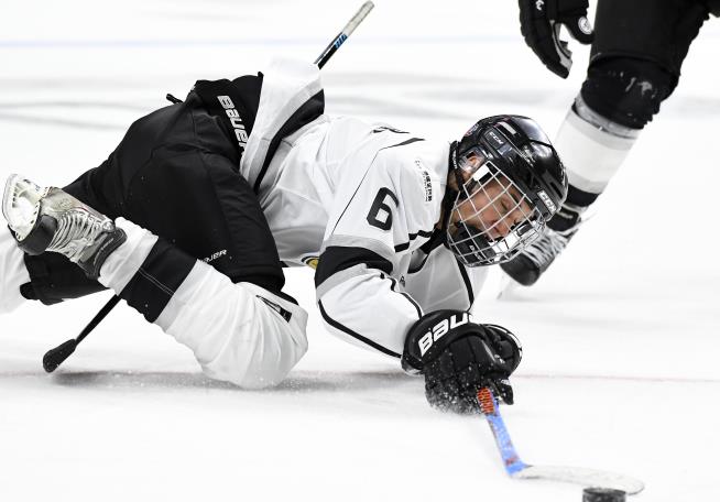 Bieber Takes Hit, Scores in Celeb Hockey