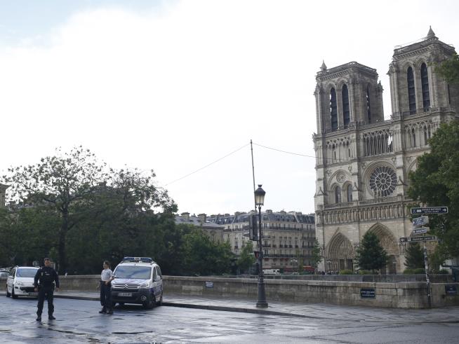 Man Attacks Cop With Hammer at Notre Dame Cathedral: Report