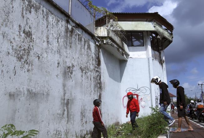 Inmates Dig Tunnel, Bust Out of Bali Prison