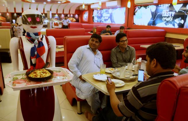 Robot Waitress Draws Diners to Pakistani Pizza Joint