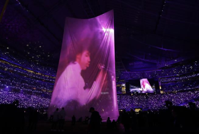 No Hologram, but Timberlake Salutes Prince