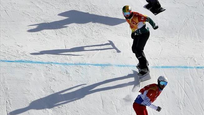 Olympic Snowboarder Lands 'Gruesomely,' Breaks Neck