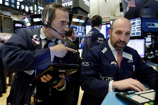 Tech Companies, Consumer Products Lead US Indexes Lower