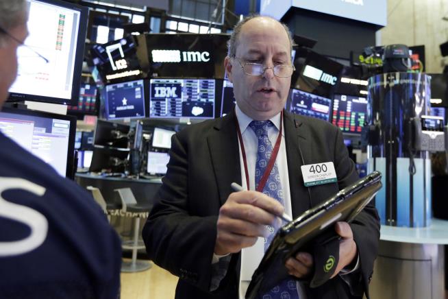 Tech Stocks Drag US Indexes Lower
