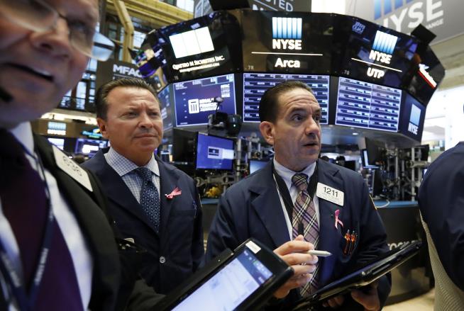 US Stocks Struggle to Mixed Finish