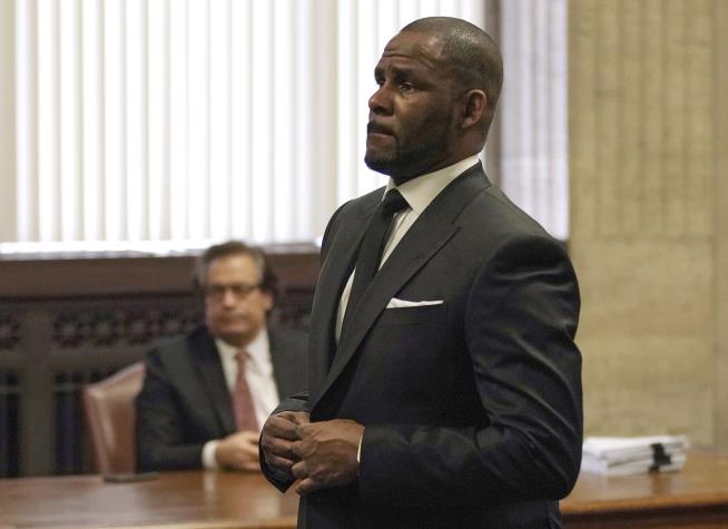 R. Kelly Gives 28-Second Performance
