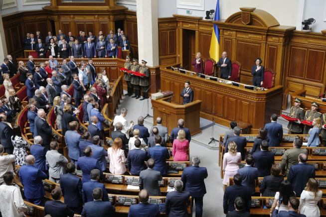 Ukraine President Gets Sworn In, Calls Snap Election