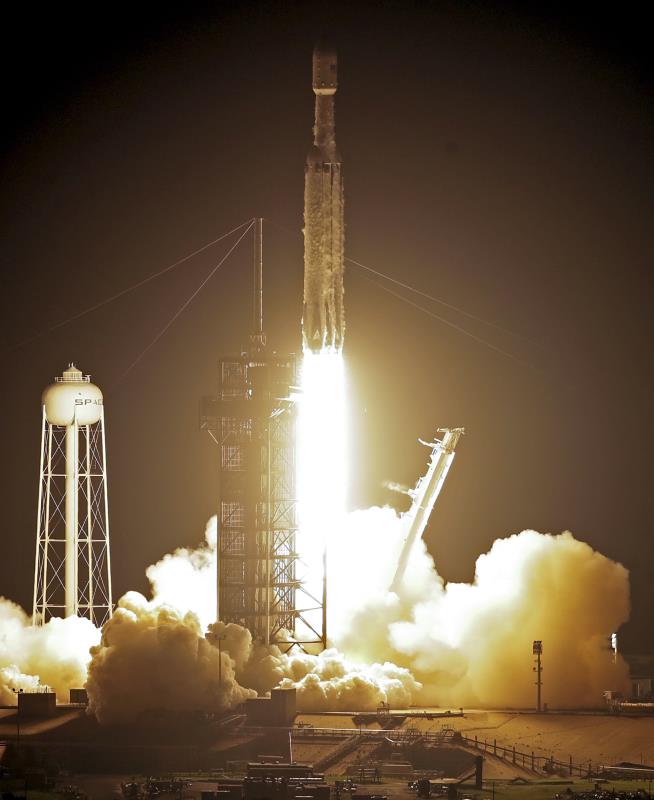 SpaceX Launches World's Heftiest Rocket