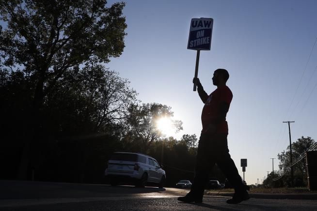 Tentative Deal Reached to End Auto Worker Strike