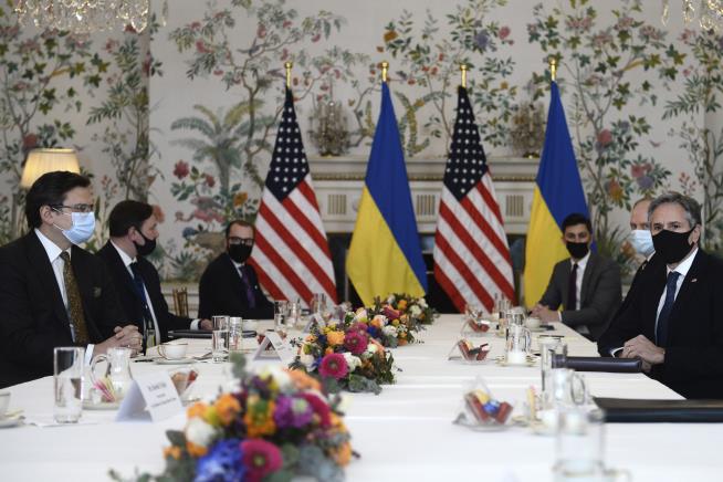 Biden Urges Putin to 'De-Escalate' Ukraine Tensions