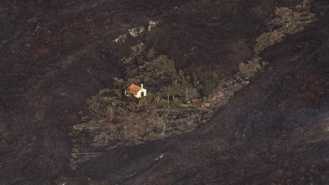 'Miracle Home' in Path of Lava Flow Survives