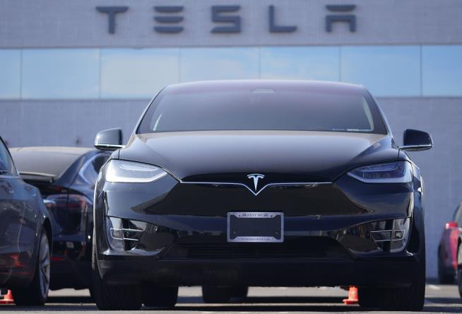 Tesla's 'Tumultuous Year' Just Got Worse