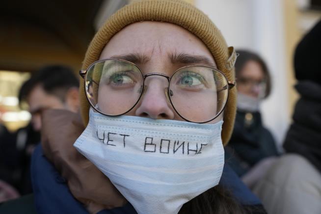 Russians Protest Despite Risks