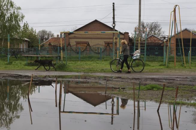 Ukraine: Russian Shelling Kills 4 at Humanitarian Aid Site
