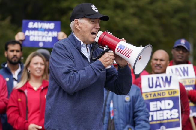 In Historic Move, Biden Joins UAW Picket Line