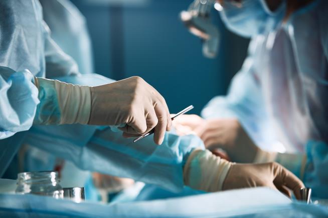 Doctor Addresses Worrying Suicide Rates Among Surgeons