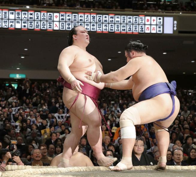 Sumo Wrestlers Were Too Heavy for 2 Flights