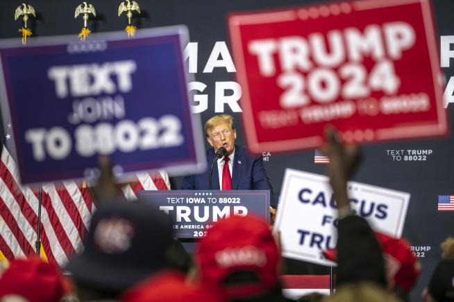 Poll: Trump Has 'Commanding' Lead Ahead of Iowa Caucuses