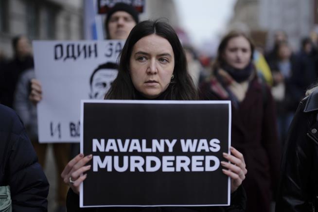 Russia Detains Navalny Mourners