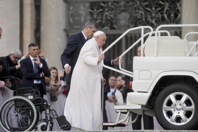 Francis Struggles Getting Into Popemobile