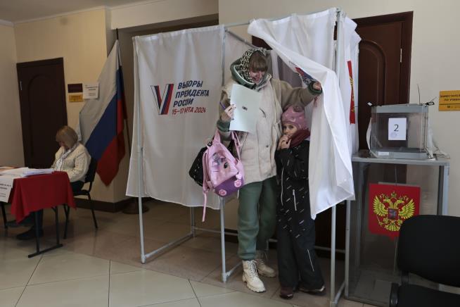 After Call by Putin Opponents, Russians Crowd Polls at Noon