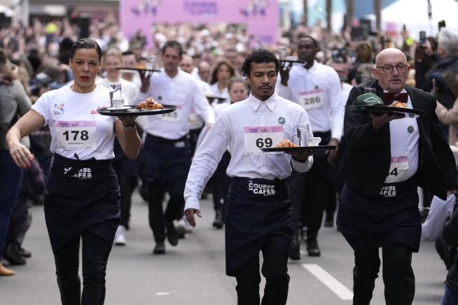 Race Honors Paris' Celebrated Waiters