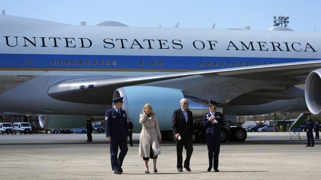 Journalists Reprimanded for Stealing From Air Force One