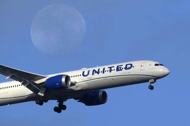 Man and His Girlfriend Banned From United After Disrupting Flight