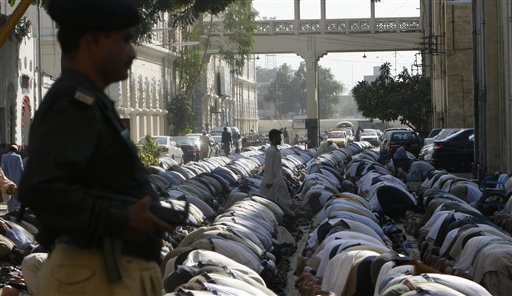Pakistan Suicide Bomber Kills 7
