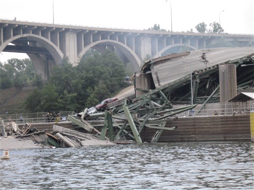 30 Missing in Bridge Collapse