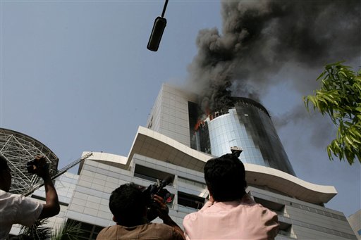 Fire in Huge Bangladeshi Mall Kills 1, Injures 20