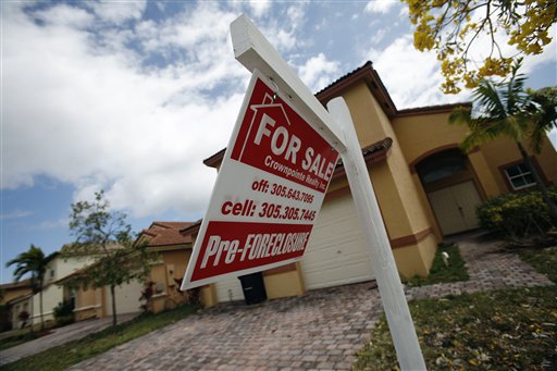 Foreclosures Draw Eager Buyers, but Banks Drag Feet