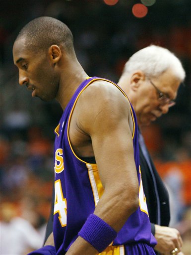 Hall-of-Famer Jackson Could Bail Out of Lakers