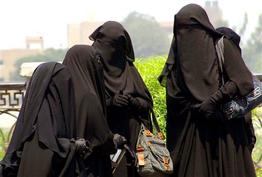 Brit Cops Hunt Burka-Clad Robbery Gang