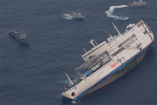 900 Pulled From Sinking Filipino Ferry, 60 Missing