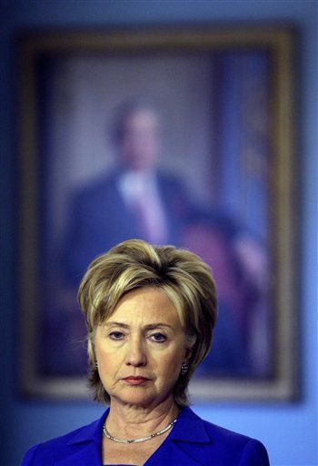 Clinton Torn Between Leading and Blending In