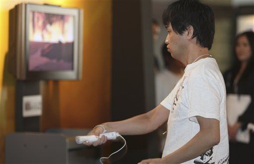 Nintendo Cuts Wii to $200 in Price War With Sony