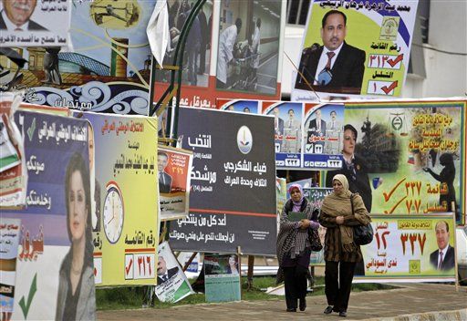 Iraqi Candidates Woo Voters With Gifts