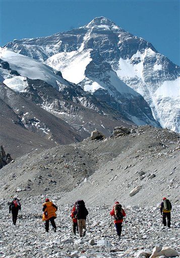 Everest Climber Reaches Peak, Goes Blind, Dies