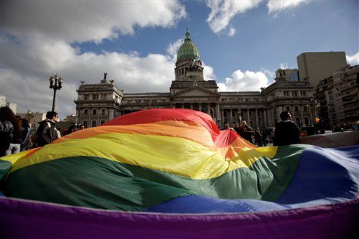 Mexico City Offers Free Honeymoon to Gay Couple