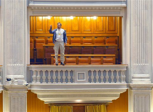 Balcony Jumper Interrupts Romanian Parliament