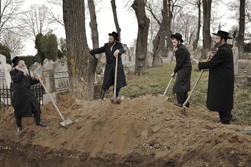 Rabbis Rebury 60 Jews Killed in WWII Romania