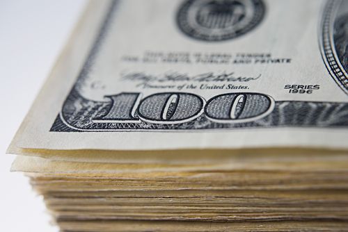 Man Finds $17K on Ground, Returns It to Bank